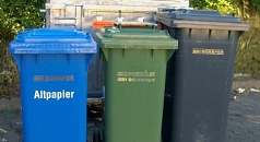 Das Bild zeigt unterschiedliche Abfallgefäße wie sie in Marburg verwendet werden.