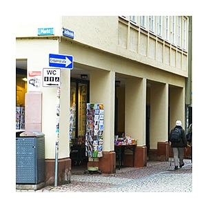 Das Foto zeigt ein Gebäude in der Straße Am Markt, dessen Säulen gereinigt und gestrichen wurden. © DBM, sonja Stender