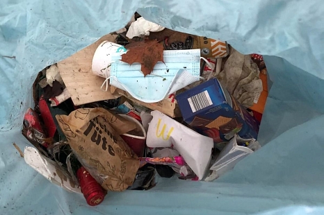 Lebensmittelverpackungen – meistens „Partyrückstände“ – machen einen großen Teil der gesammelten Abfälle aus. © Privat