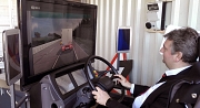 Das Foto zeigt Bürgermeister Wieland Stötzel im Fahrsimulator.