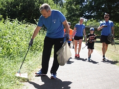 Das Foto zeigt Oberbürgermeister Dr. Thomas Spies beim Aufsammeln von Abfall während des ersten Marburger "Plogging"-Laufs. © Heiko Krause i.A.d. Stadt Marburg