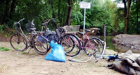 Das Foto zeigt unter anderem fünf Fahrräder, einen Einkaufswagen, einen Müllsack und eine große Folie, die die Bootsbesatzung der DLRG aus der Lahn geborgen hat. © DBM, Sonja Stender