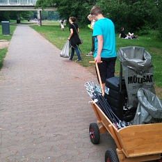 Das Foto zeigt Teilnehmer einer fridays for future Müllsammel-Aktion mit Bollerwagen. © privat