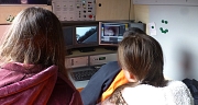 Das Foto zeigt zwei Teilnehmerinnen am Girs´ Day beim Beobachten des Monitors der Kanalkamera.