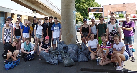 Das Foto zeigt die Schülerinnen und Schüler der Steinmühle, die am "Sauberhaften Schulweg" teilgenommen haben. © privat
