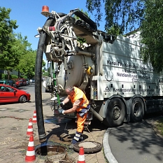 Markus Müller, Mitarbeiter in der Abteilung Kanalunterhaltung des DBM montiert die Spüldüse an den Schlauch des Saugspülfahrzeuges, um die Kanalisation frei zu spülen. © DBM,  Sonja Stender