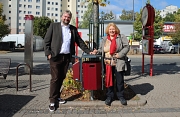 Bürgermeister Wieland Stötzel und Ortsvorsteherin Erika Lotz-Halilovic überzeugten sich von den neuen Müllbehältern am Christa-Czempiel-Platz.