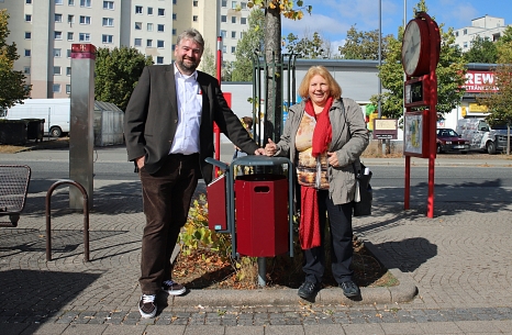 Bürgermeister Wieland Stötzel und Ortsvorsteherin Erika Lotz-Halilovic überzeugten sich von den neuen Müllbehältern am Christa-Czempiel-Platz. © Thomas Steinforth, Stadt Marburg