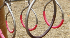 Das Foto zeigt Ringe zum Hangeln auf einem Spielplatz.