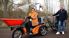 Stadträtin Kirsten Dinnebier nimmt das Safety-Car von Thomas Gagsch (Geschäftsführer der FBT Germany GmbH) entgegen