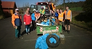 Die Freiwilligen in Ronhausen hatten allen Grund, einen Traktor zur Unterstützung zu nehmen, denn sie fanden reichlich Müll.