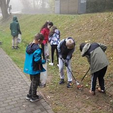 Schüler der Astrid-Lindgren-Schule trainierten ihre Geschicklichkeit an der Papierzange mit Zigarettenstummeln. © Privat