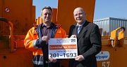 Das Foto zeigt Servicehofleiter Ralf Schmidt und Betriebsleiter Joachim Brunnet mit einem Schild, auf dem die neue Telefonnummer des Servicehofs steht.